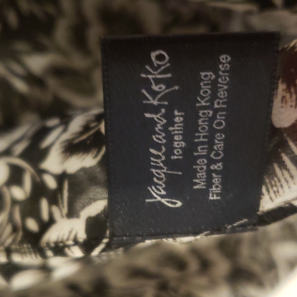 Sheer long scarf with black & white floral pattern - Picture 2 of 3